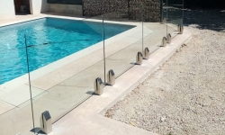 Barrière de piscine en verre