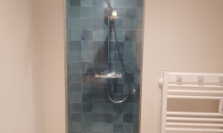 Paroi de douche avec porte